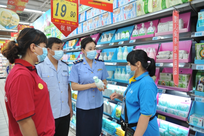 圖為執法人員對化妝品進行檢查。