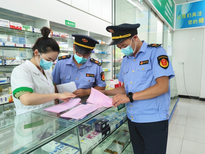 圖為監管人員在一家藥店檢查。