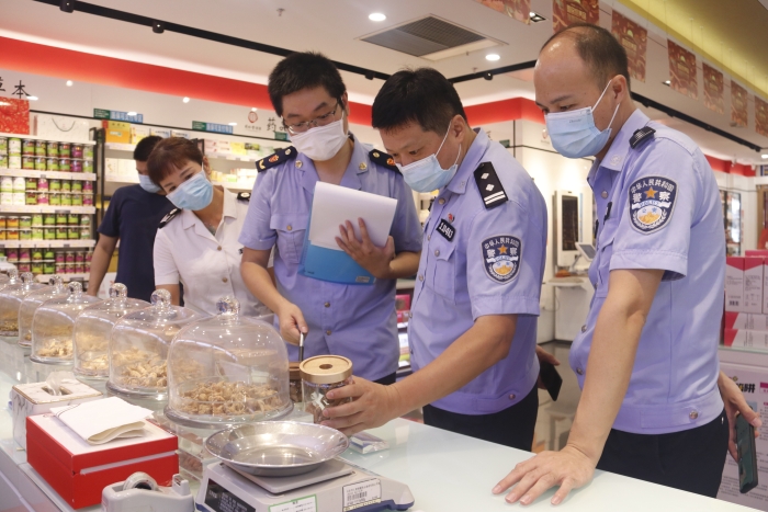 圖為檢查組在一家藥店檢查藥品進(jìn)貨渠道、儲存、陳列和銷售等重點(diǎn)環(huán)節(jié)。