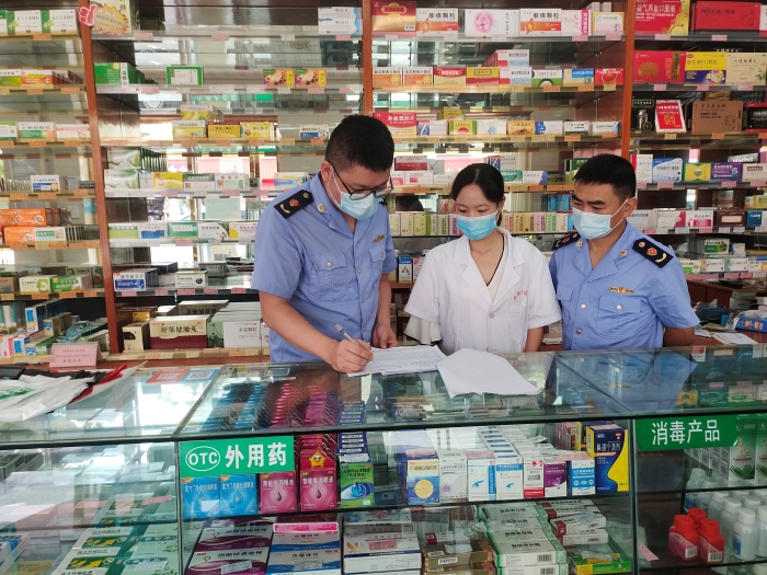 圖為監(jiān)管人員在一家藥店核對(duì)退燒、抗病毒等藥品銷(xiāo)售登記本。