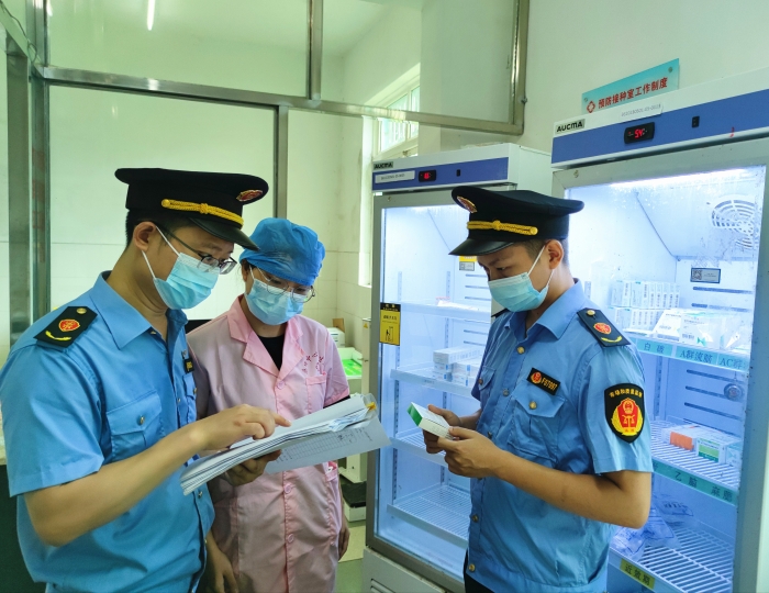 圖為該局執法人員在鄉鎮衛生院檢查疫苗進銷臺賬