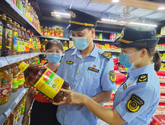 圖為該局執(zhí)法人員在一家超市檢查食用油。
