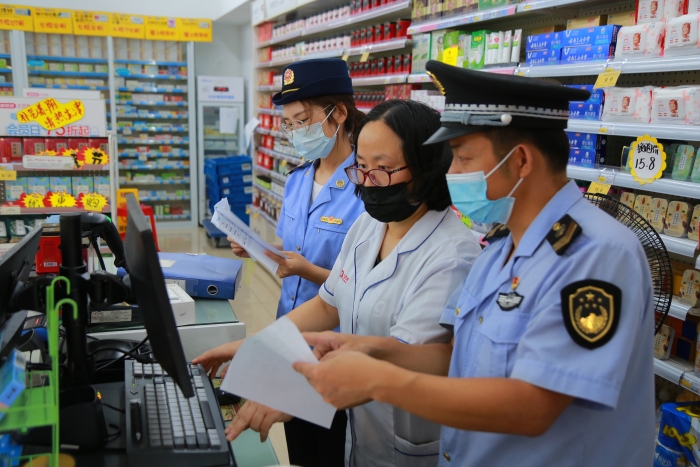 圖為該局琥珀所執法人員在一家藥品零售店檢查。