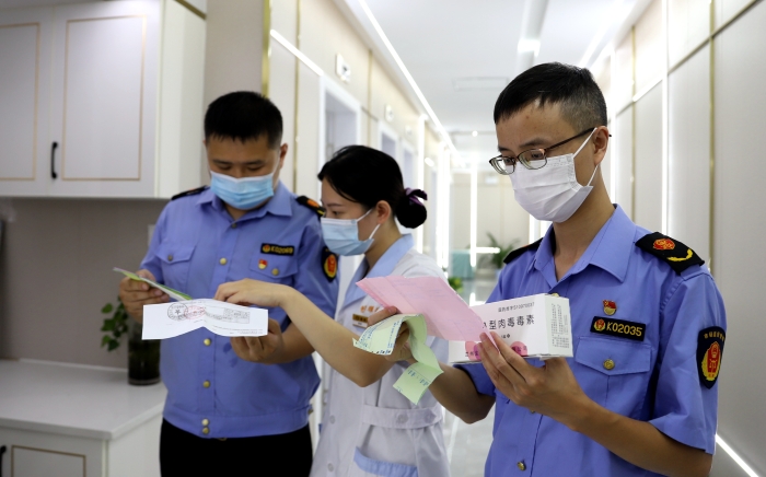 圖為該局執(zhí)法人員對一家醫(yī)療美容機構的醫(yī)療器械進行監(jiān)督檢查。