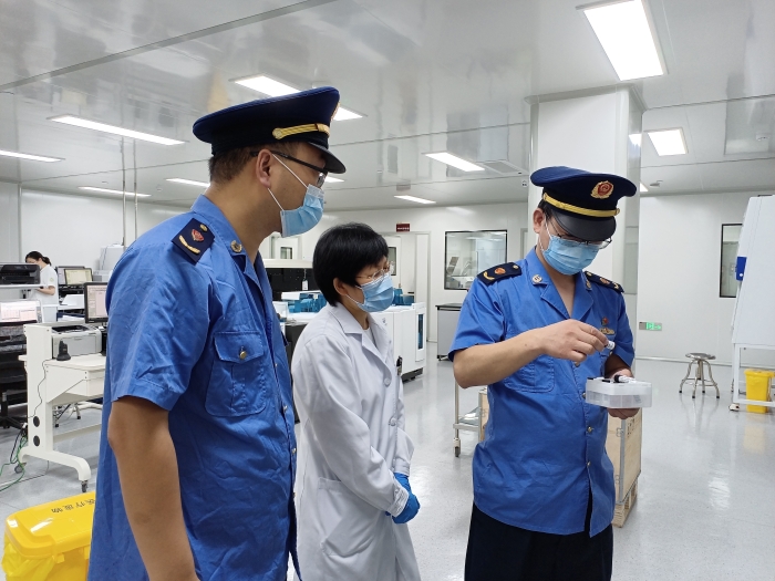圖為執(zhí)法人員在一家醫(yī)療機(jī)構(gòu)檢查新冠病毒檢測(cè)試劑使用情況。