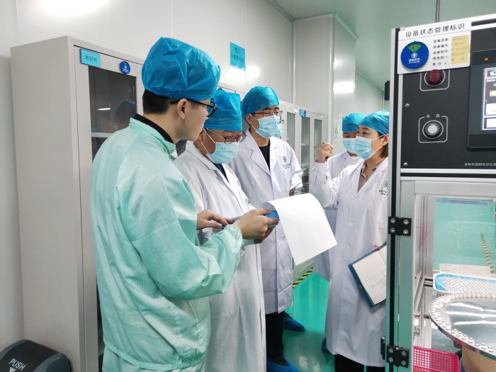 圖為吉林檢查分局在吉林瑞爾康隱形眼鏡有限公司檢查隱形眼鏡生產情況。（葉陽歡攝）