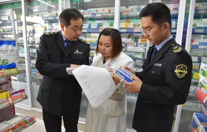 圖為該局執法人員正在一家藥品零售企業檢查質量管理體系文件是否執行到位。