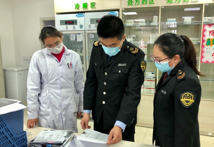 圖為該局監(jiān)管人員檢查一家藥品零售藥企業(yè)的產(chǎn)品進(jìn)出庫(kù)情況。 