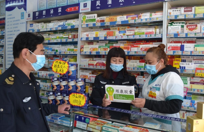 圖為該局工作人員在一家藥品連鎖企業門店進行檢查。