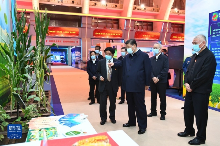 10月26日，中共中央總書記、國家主席、中央軍委主席習(xí)近平在北京展覽館參觀國家“十三五”科技創(chuàng)新成就展。 新華社記者 謝環(huán)馳 攝