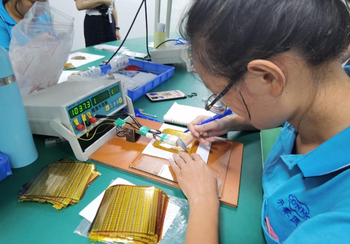 在忻城縣醫療器械產業園，開蒙醫療員工在調試人體成分分析儀傳感器芯片的阻橋電路的阻值。