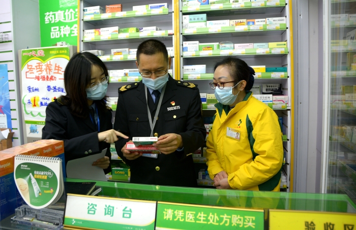 圖為執法人員在一家零售藥店檢查特殊藥品銷售情況。