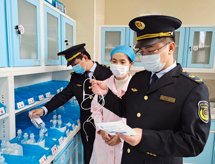 圖為11月8日執法人員在一家鄉鎮衛生院檢查無菌和植入性醫療器械。