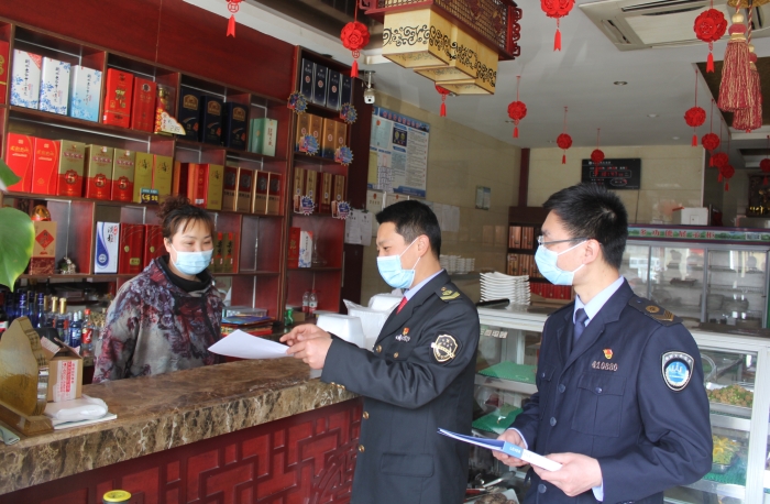 圖為執法人員在一餐飲店進行檢查和現場指導。