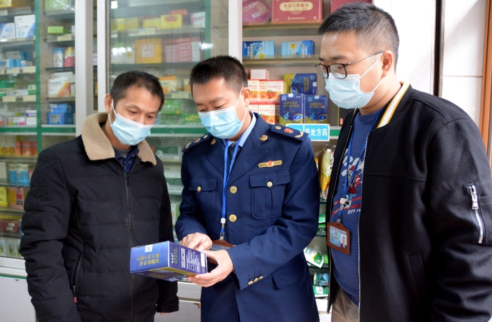 圖為執法人員在一藥店檢查“四類藥品”實名登記情況。