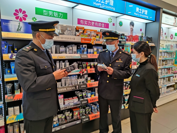 圖為執法人員在一家化妝品專賣店檢查。