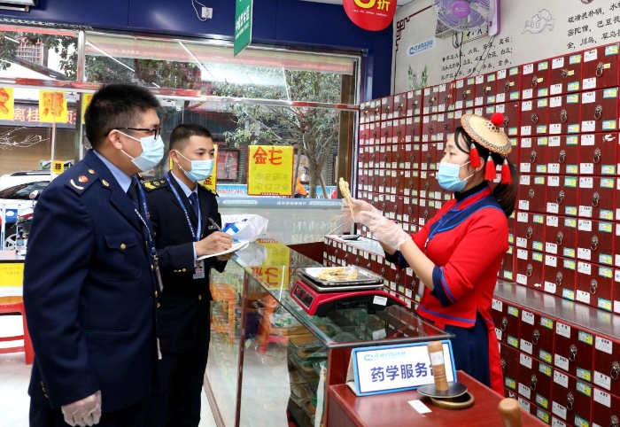 圖為監管人員深入環江毛南族自治縣檢查道地藥材質量安全。