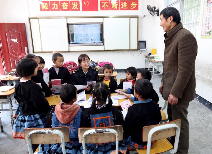 圖為，12月22日，南丹縣市場局組織監(jiān)管人員給八圩瑤族鄉(xiāng)塘浪小學的師生們傳授藥品安全知識。