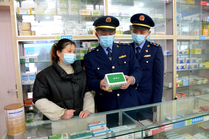 圖為該局石沱鎮市場監管所執法人員在一家藥店檢查。