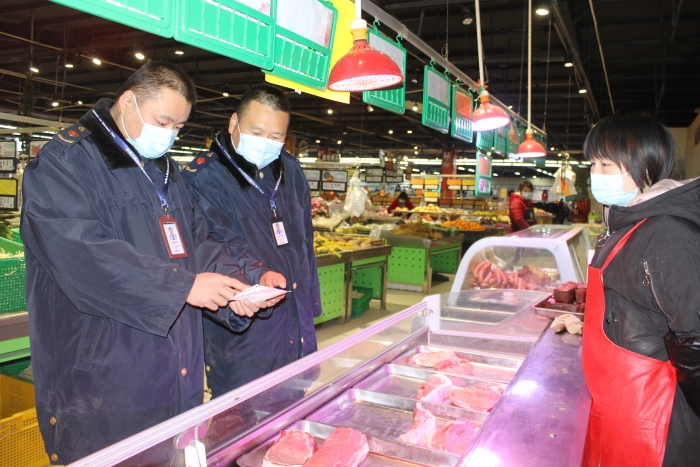 圖為執法人員在一家商場檢查肉品相關手續。