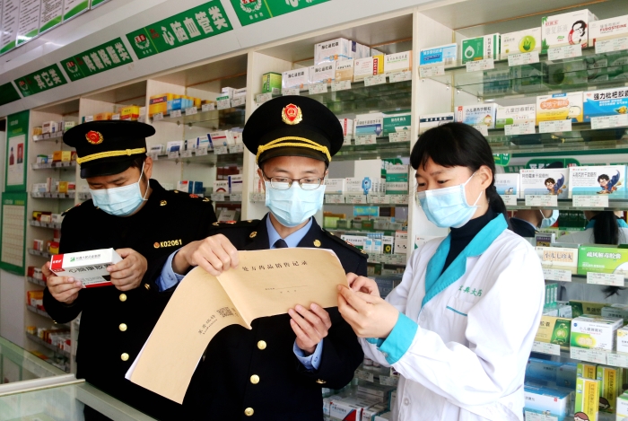 圖為1月7日該局執(zhí)法人員在一家藥店檢查。