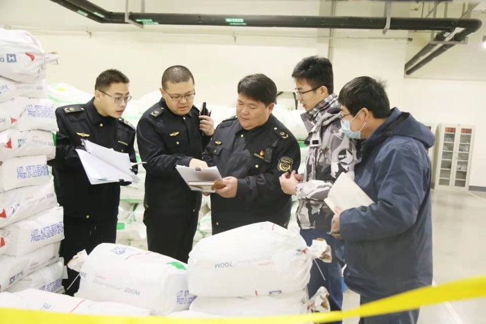 圖為監管人員在一家藥品生產企業檢查。
