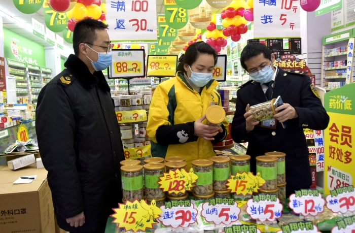 圖為1月14日監(jiān)管人員在一家藥店檢查。