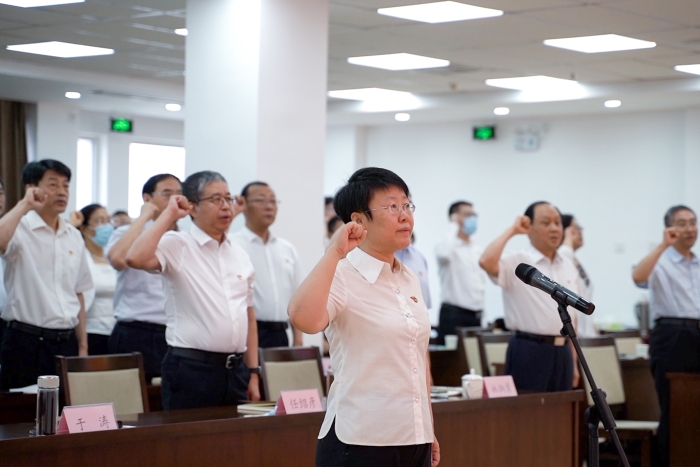 圖為2021年7月1日，山東省藥監(jiān)局組織黨員觀看慶祝中國(guó)共產(chǎn)黨成立100周年大會(huì)并進(jìn)行集體宣誓。