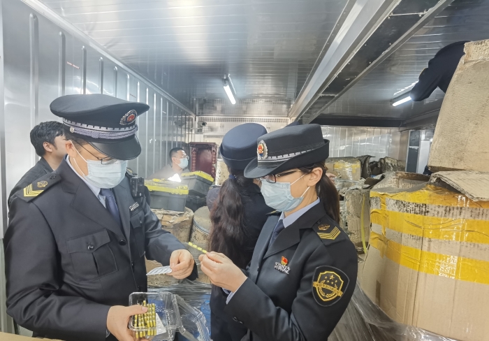 圖為青島市市場監管局執法人員在某倉庫查獲假劣藥品。
