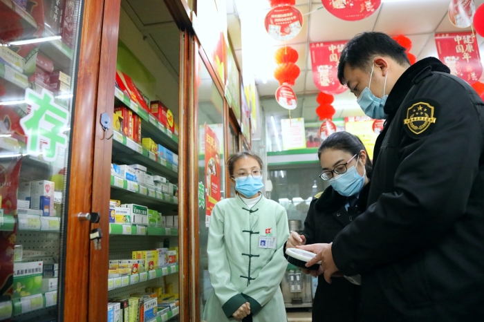 圖為1月19日執法人員在一家藥店檢查。（何正君 攝）