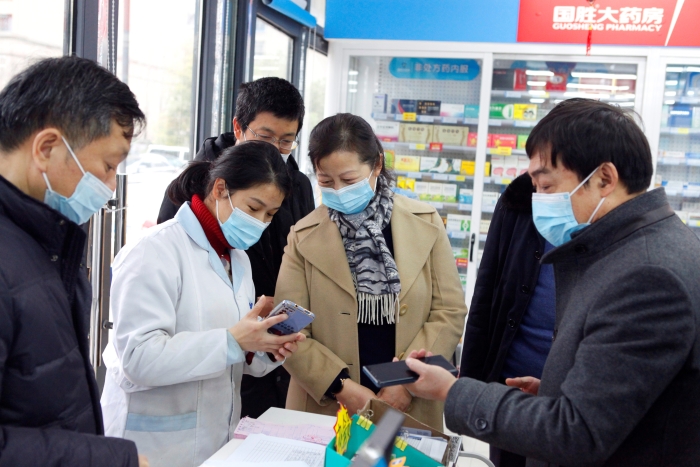 圖為安徽省藥監局局長吳麗華（左四）檢查“一退兩抗”藥品的實名銷售登記情況。（邵亮  攝）