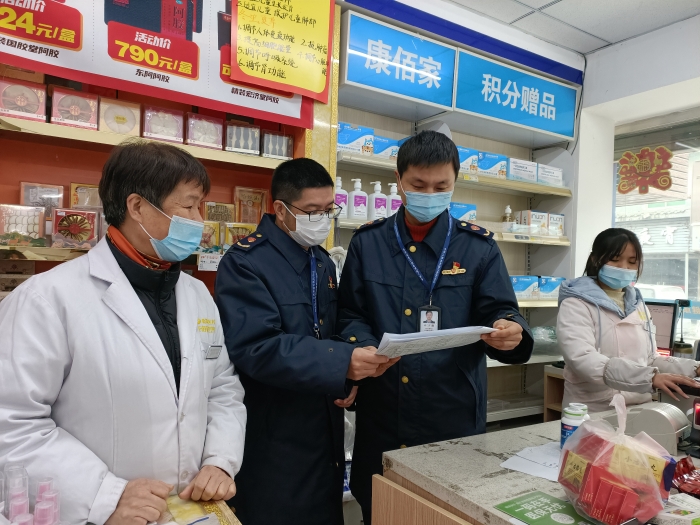 圖為監(jiān)管人員在藥店進(jìn)行檢查。