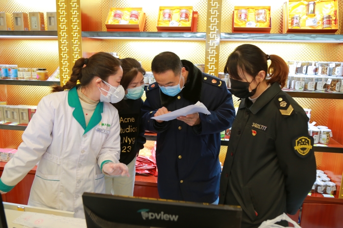 圖為2月7日，該局監管人員在一家經營企業開展檢查。