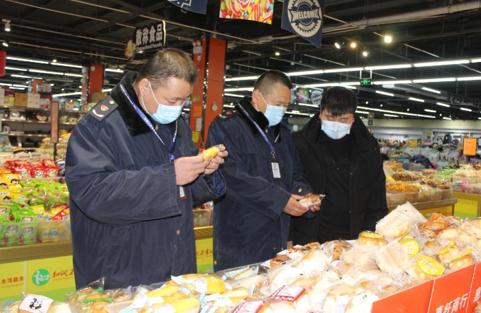 圖為執法人員在一商場檢查食品安全。