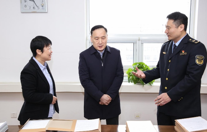 圖為吳承丙（中）在山東省藥監局執法監察局調研