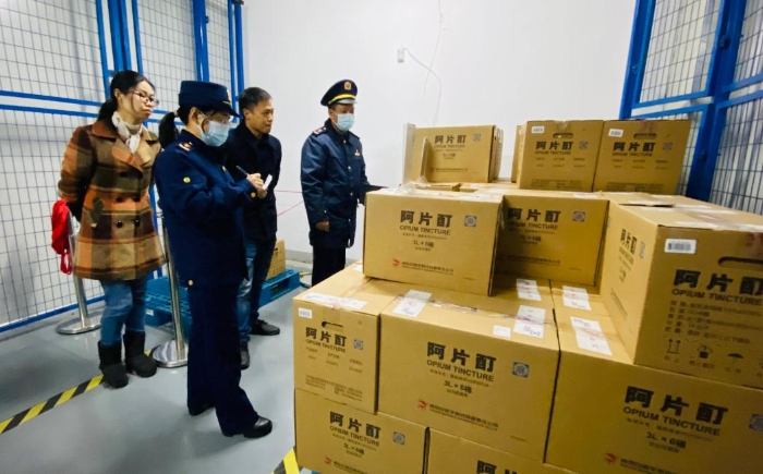 圖為執法人員對藥品生產企業生產過程中使用的麻醉藥品使用記錄進行檢查。