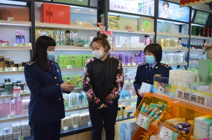 圖為該局執法人員在一家化妝品專營店進行檢查。