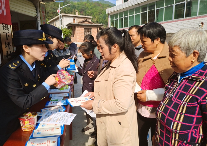 圖為工作人員為群眾講解食品安全知識。