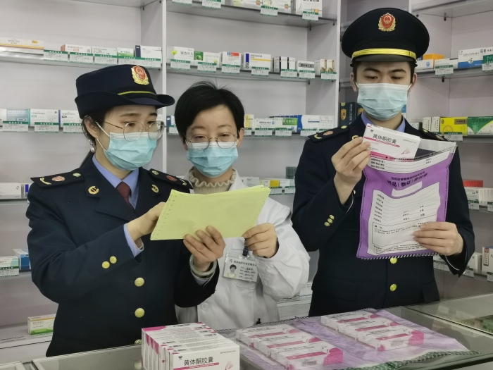 圖為執法人員對一家藥店的婦科用藥開展抽樣檢查。