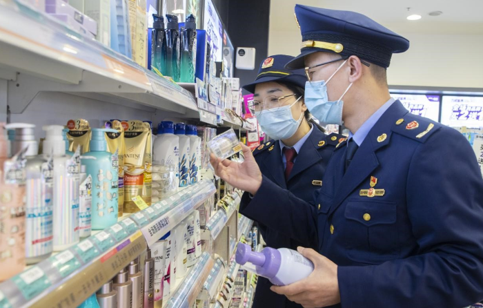 圖為執法人員在超市化妝品專柜檢查化妝品標簽標識情形。