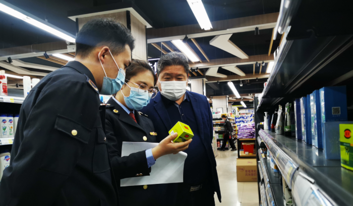 圖為執法人員在化妝品銷售現場進行檢查。