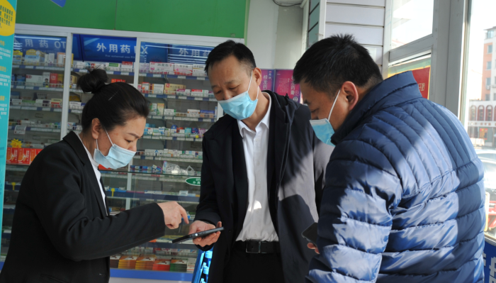 圖為錦州市市場監管局局長宋躍卓（右二）帶隊在一家藥店暗訪。