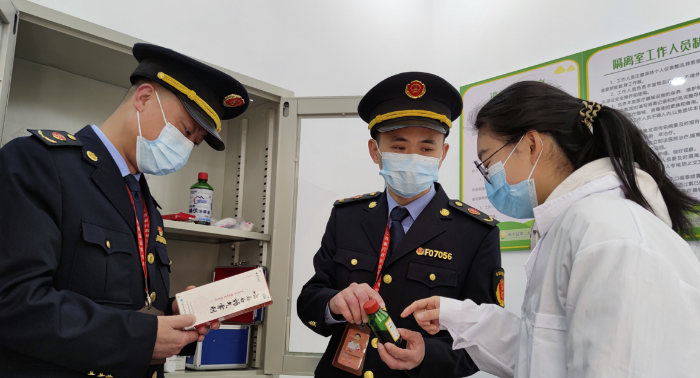 圖為執法人員正在一家幼兒園醫務室檢查藥品質量。