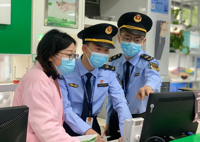 圖為該分局執法人員對一家藥店的藥品上報記錄進行核對。
