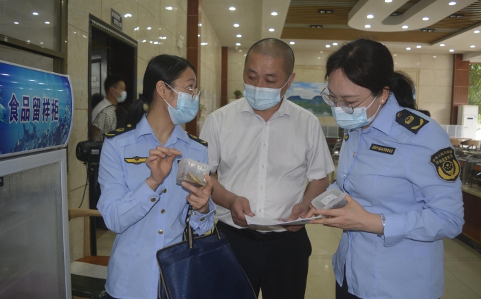 圖為執法人員在食品檢查留樣情況。