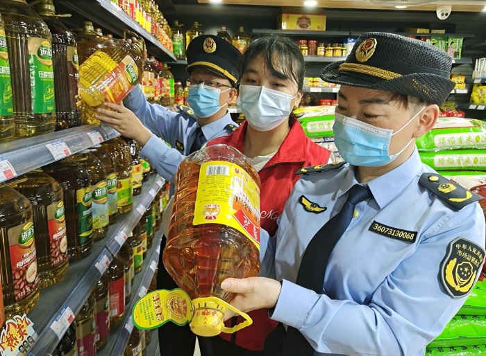 圖為執法人員正在一商店檢查食品。