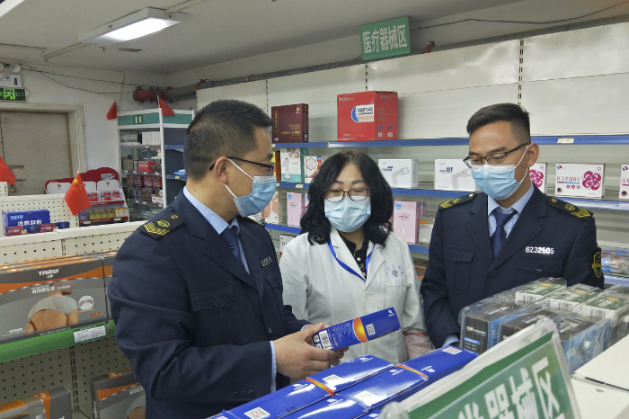 圖為執法人員在一家藥店檢查。