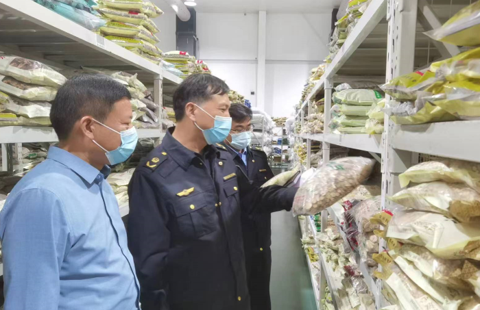 圖為執法人員在藥品儲存企業檢查。