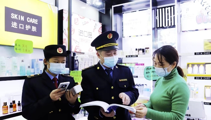 圖為執法人員檢查進口化妝品標簽標識。