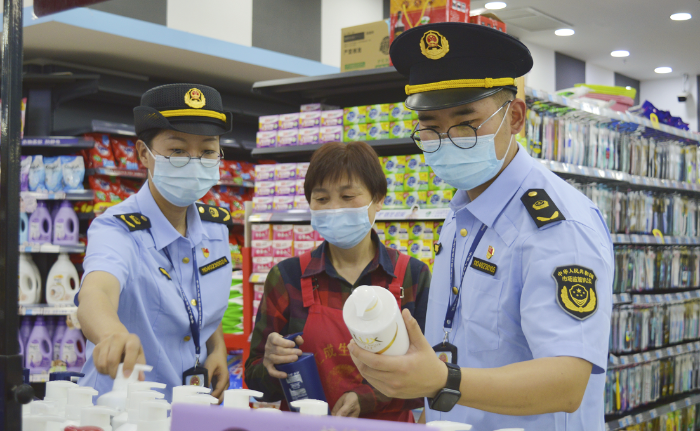 圖為南潯區市場監管局執法人員在一家超市檢查化妝品標簽。